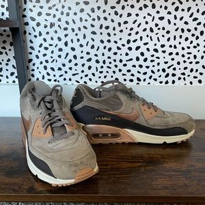 Nike air Max Deluxe Gray Suede and Rose Gold Sneakers